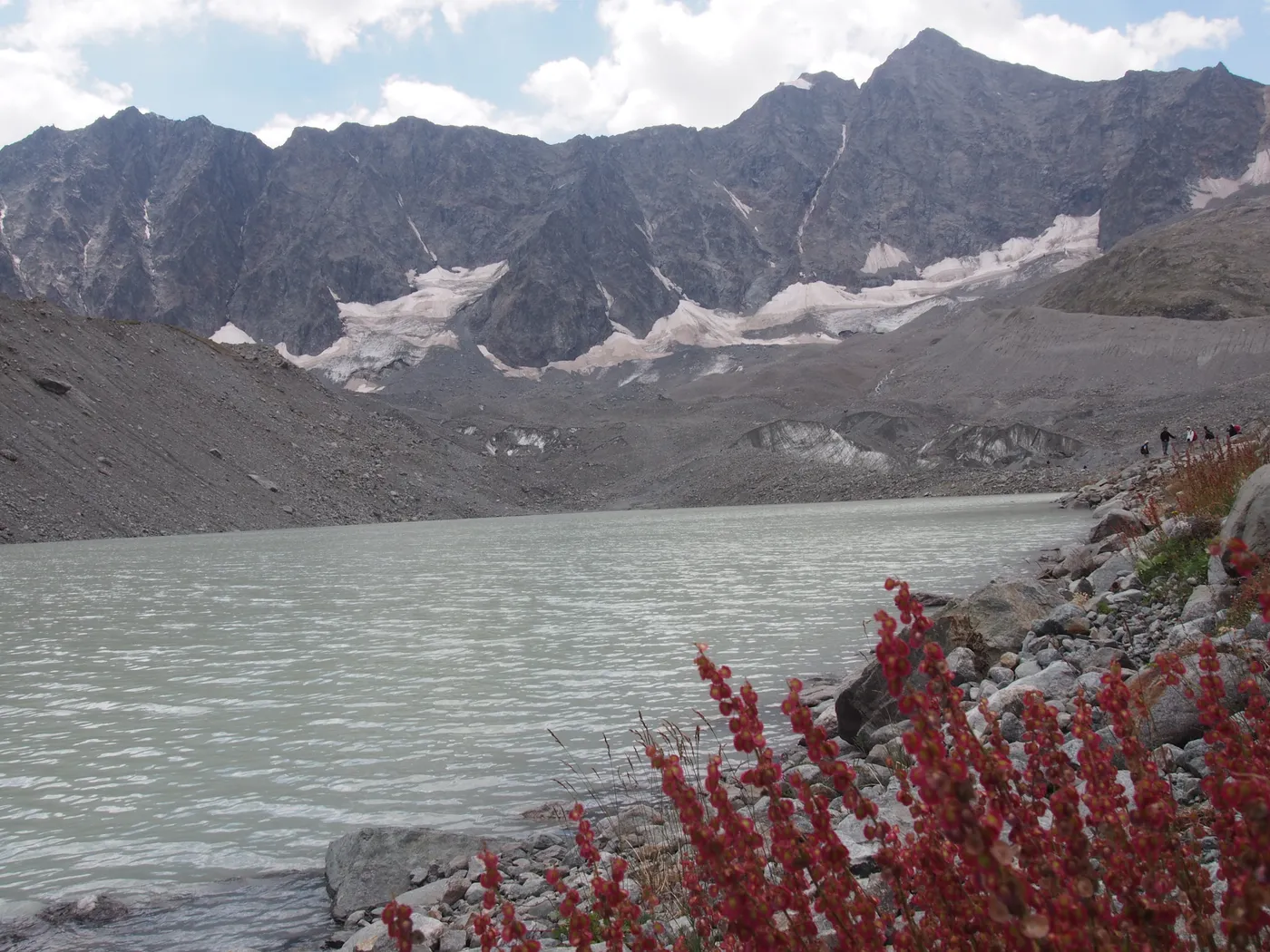 Lac glaciaire et sommets des Écrins au-dessus de la vallée de Serre Chevalier, en été