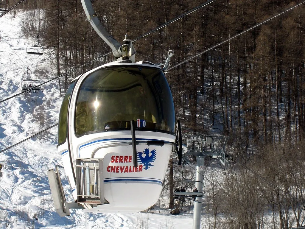 La télécabine du Grand Alpe au-dessus de Chantemerle, domaine skiable de Serre Chevalier